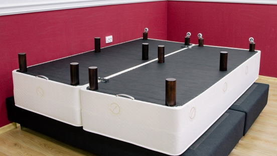 Два BOX SPRING основания, скрепленные между собой. Низ оснований общит техническим спанбондом